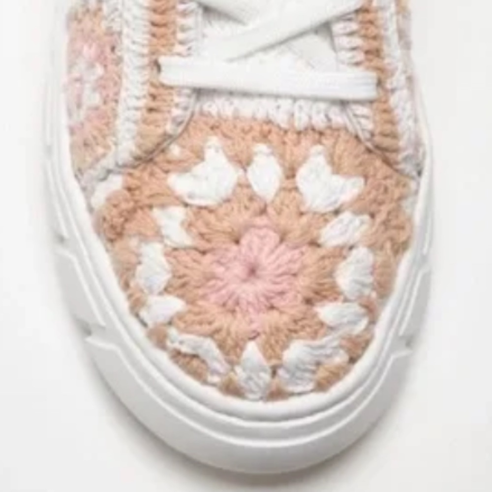 NWT FREE PEOPLE Catch Me If You Can Crochet Sneakers Cream/Pink Size EU39/US… - Picture 8 of 8